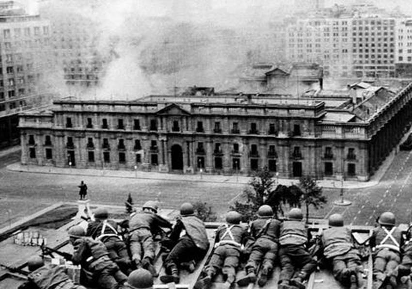 La Moneda bombardejada i grup de soldats